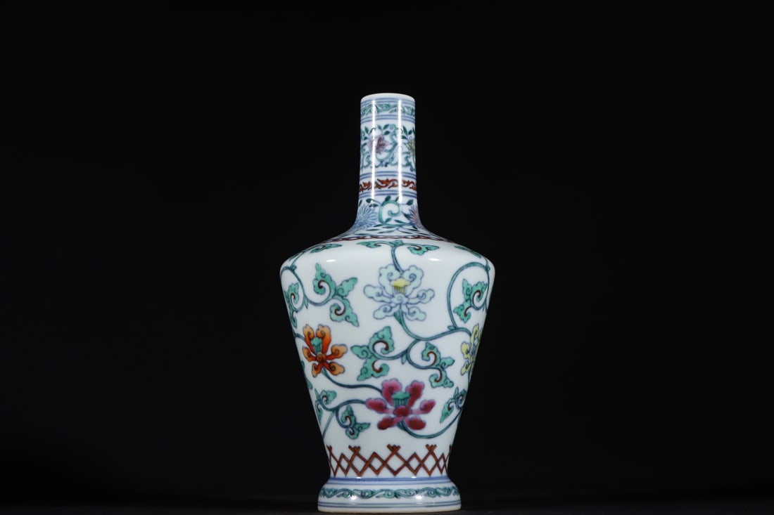 An Exquisite Doucai Lotus Pattern Vase: An Exquisite Doucai Lotus Pattern Vase,Qing Dynasty, China,Yongzheng Six-character Mark,Size:7.3inx3.9in 斗彩缠枝莲纹瓶,中国清代,Ƃ