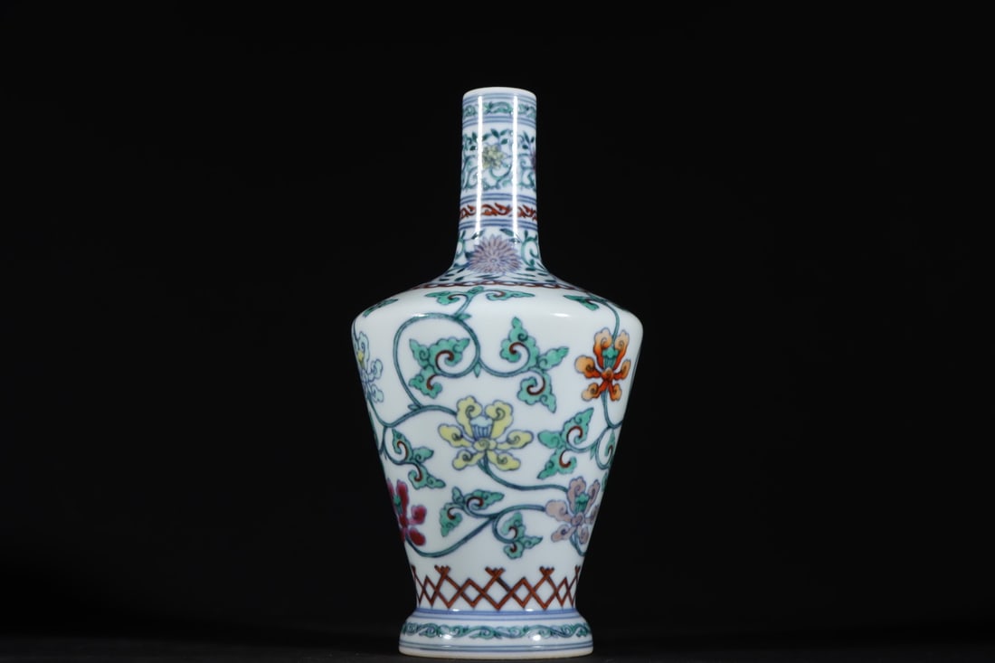 An Exquisite Doucai Lotus Pattern Vase - 2