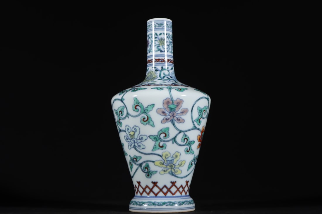 An Exquisite Doucai Lotus Pattern Vase - 3