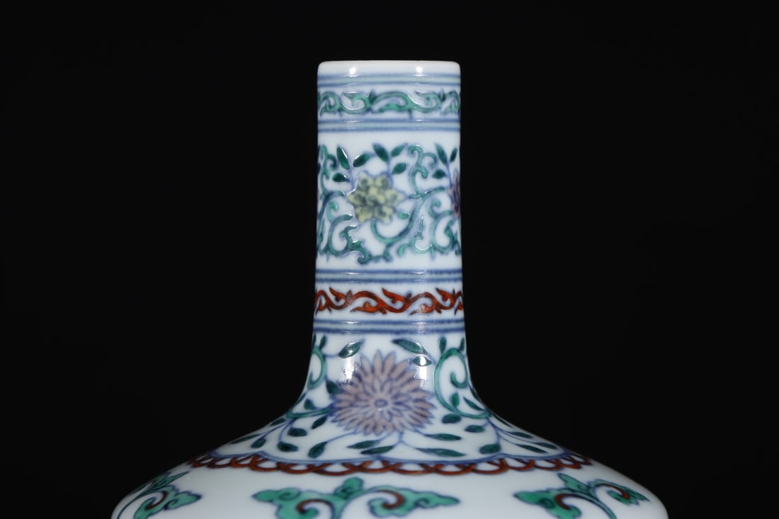 An Exquisite Doucai Lotus Pattern Vase - 4