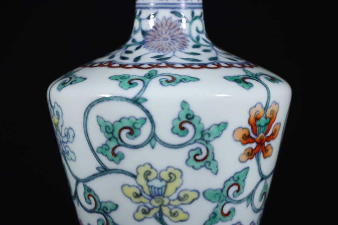An Exquisite Doucai Lotus Pattern Vase - 5