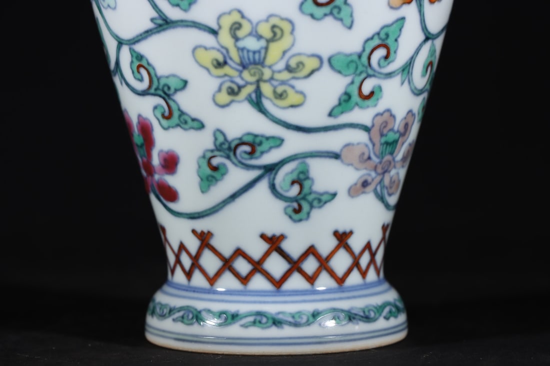 An Exquisite Doucai Lotus Pattern Vase - 6