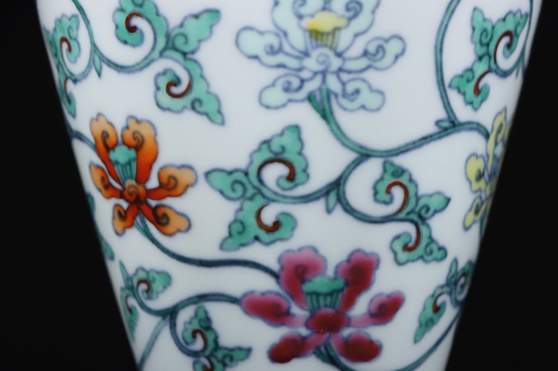 An Exquisite Doucai Lotus Pattern Vase - 7