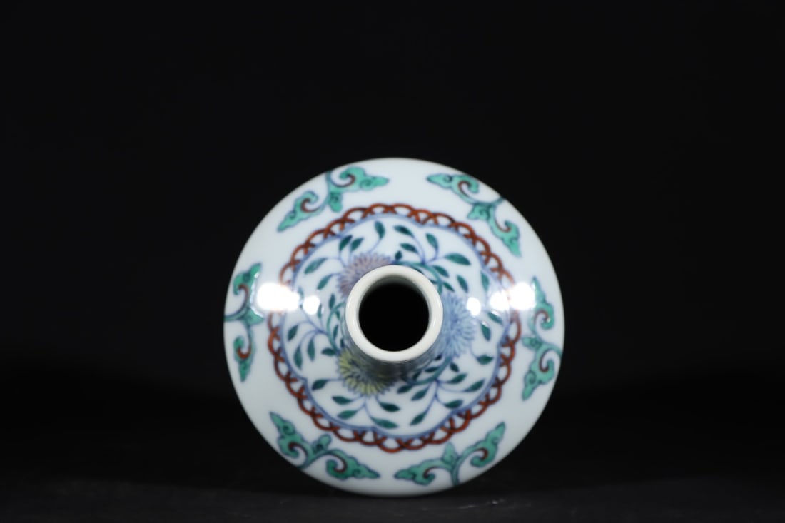 An Exquisite Doucai Lotus Pattern Vase - 8