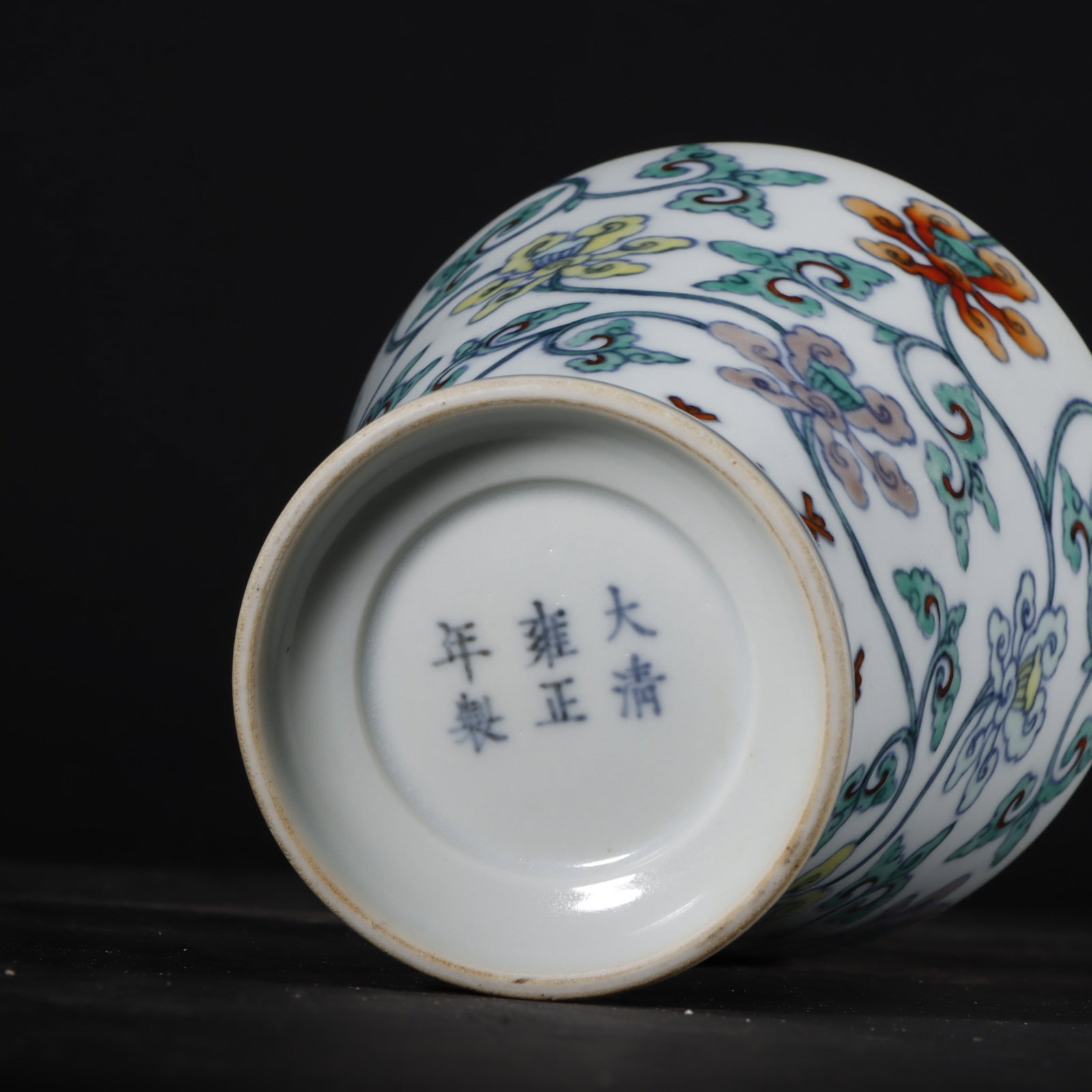An Exquisite Doucai Lotus Pattern Vase - 9