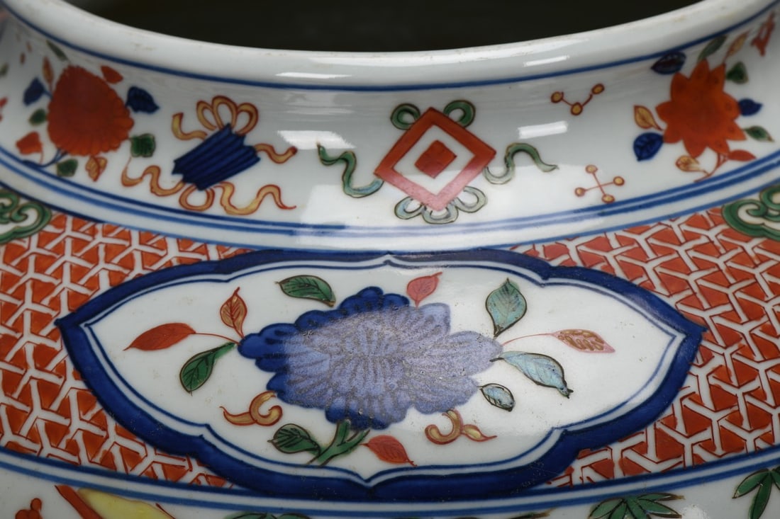 An Exquisite Wucai Figures Pattern Jar - 5