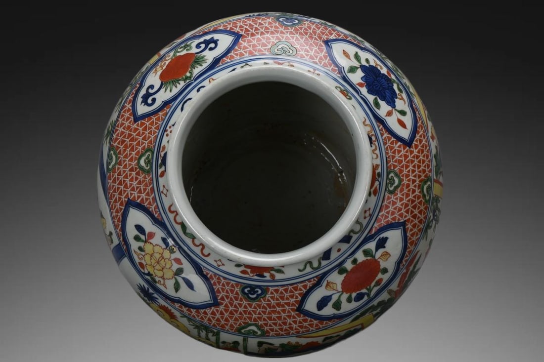 An Exquisite Wucai Figures Pattern Jar - 7