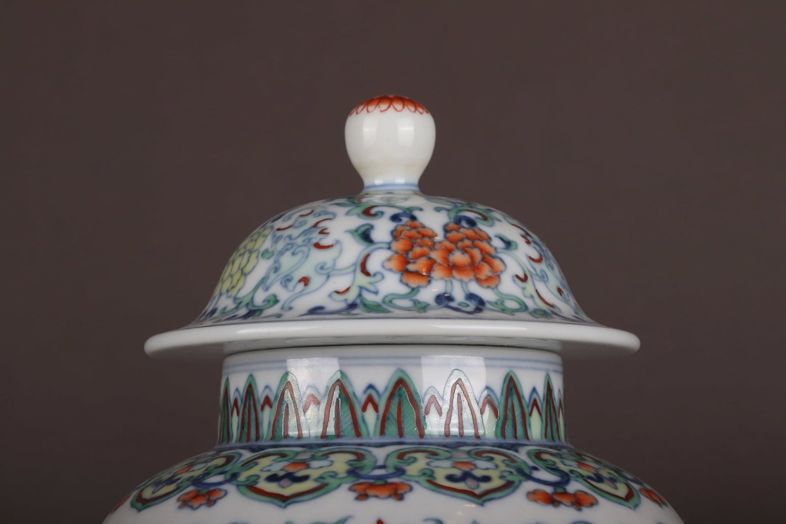 An Exquisite Doucai Lotus Pattern Jar - 6