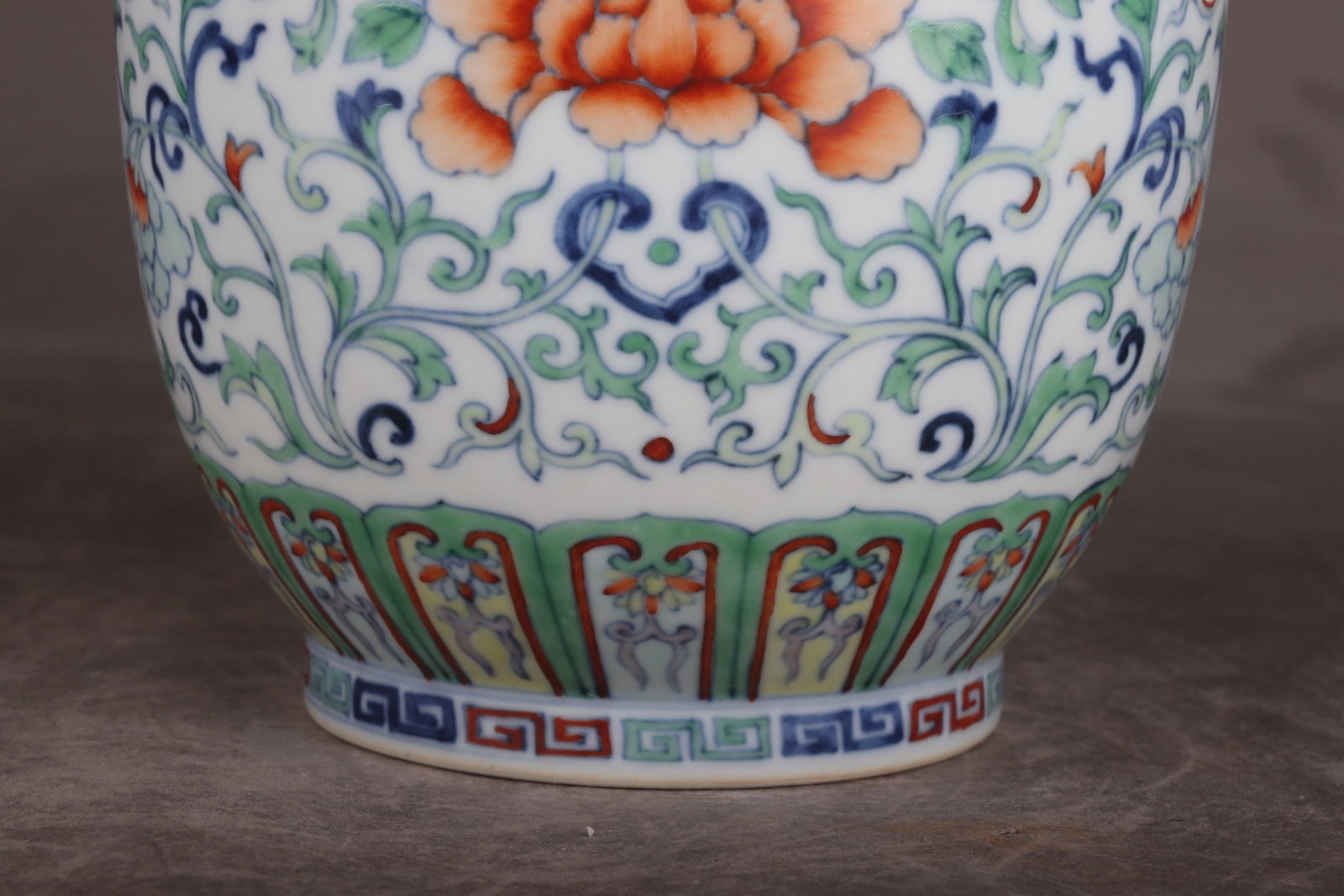 An Exquisite Doucai Lotus Pattern Jar - 7