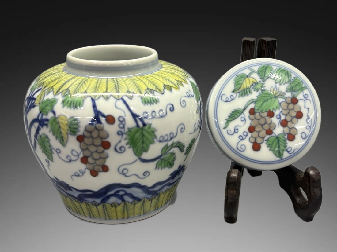 An Exquisite Doucai Grapes Pattern Jar - 7