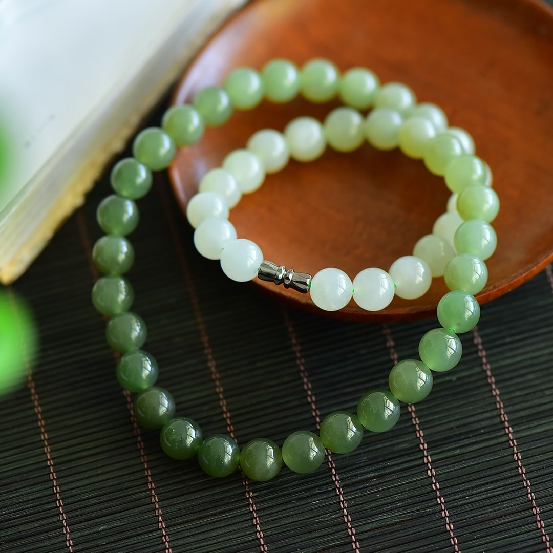 An Exquisite Hotan Jade Necklace: An Exquisite Hotan Jade Necklace,Size:0.4inx0.4in 和田玉项链