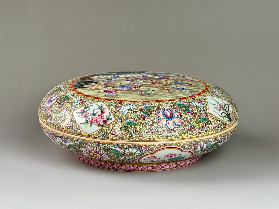 An Exquisite Famille-Rose Painted Gold Flower and Figure Pattern Box with Cover: An Exquisite Famille-Rose Painted Gold Flower and Figure Pattern Box with Cover,Qing Dynasty,China,Jiaqing Six-character Mark,Size:8in3.1inx5.1in粉彩描金花卉人