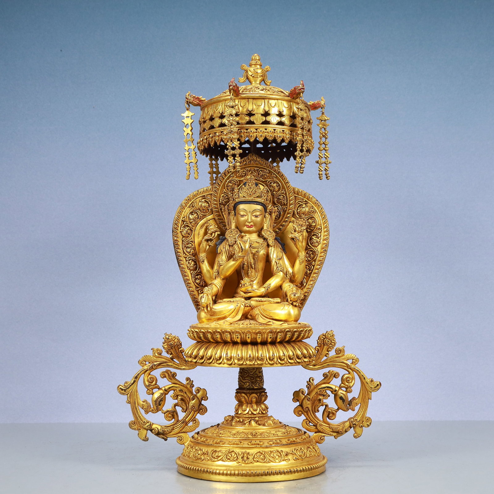 A Exquisite Gilt Bronze Statue of Avalokitesvara: A Exquisite Gilt Bronze Statue of Avalokitesvara Ming Dynasty, China Yongle Six-character Mark Size:11.4inx5.9inx18.5in Weight:7950g铜鎏金观音