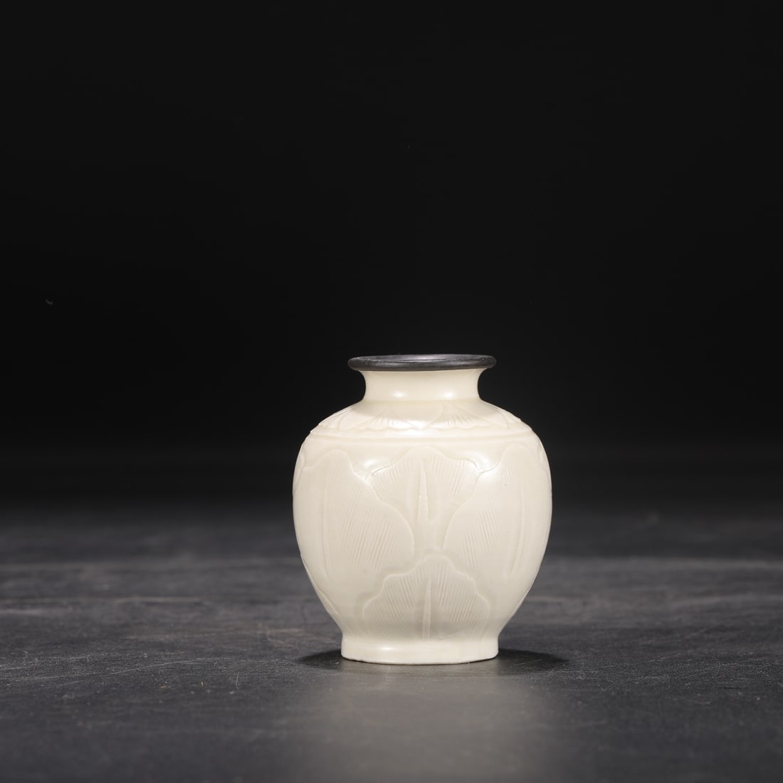 An Exquisite Ding yao Cover with Silver Banana Leaf Pattern Jar: An Exquisite Ding yao Cover with Silver Banana Leaf Pattern Jar,Song Dynasty, China,Size:3.1inx1.4inx2.8in定窑银口芭蕉叶纹罐,中国ê