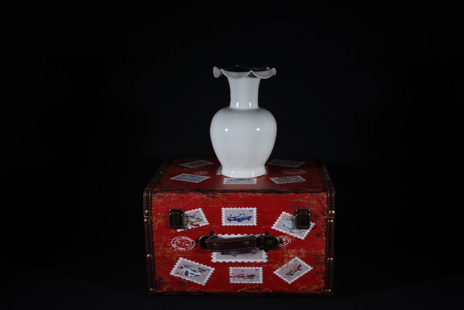 An Exquisite White Glazed Vase: An Exquisite White Glazed Vase,Song Dynasty,China,Size:8.5inx5.3in白釉瓶,中国宋代,Size:21.6cmx13.5cm