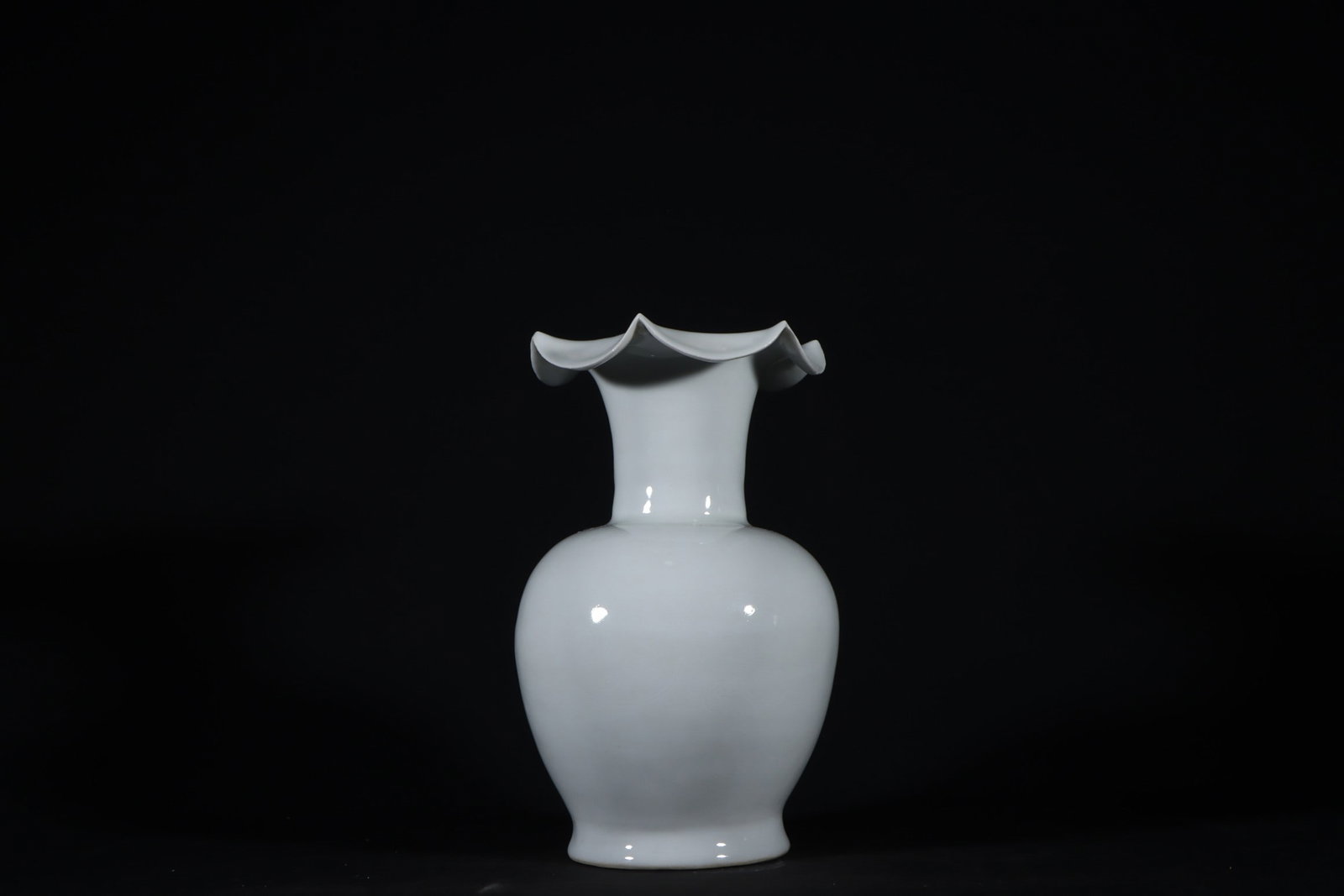 An Exquisite White Glazed Vase - 3