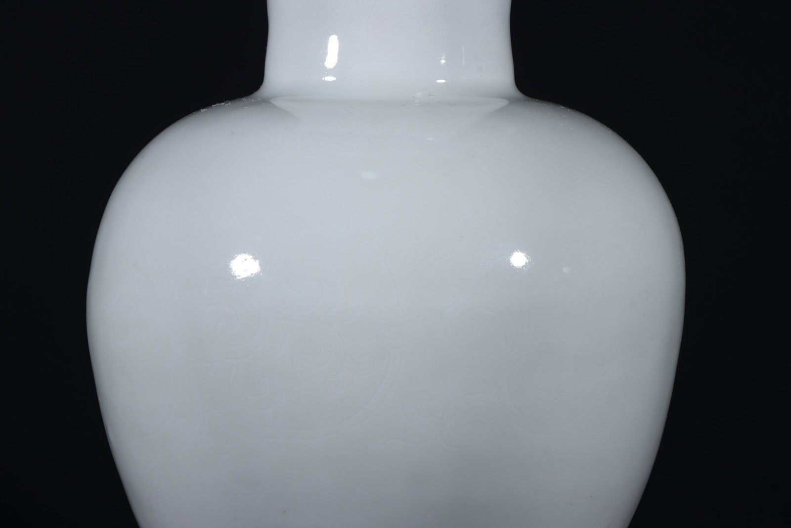 An Exquisite White Glazed Vase - 5
