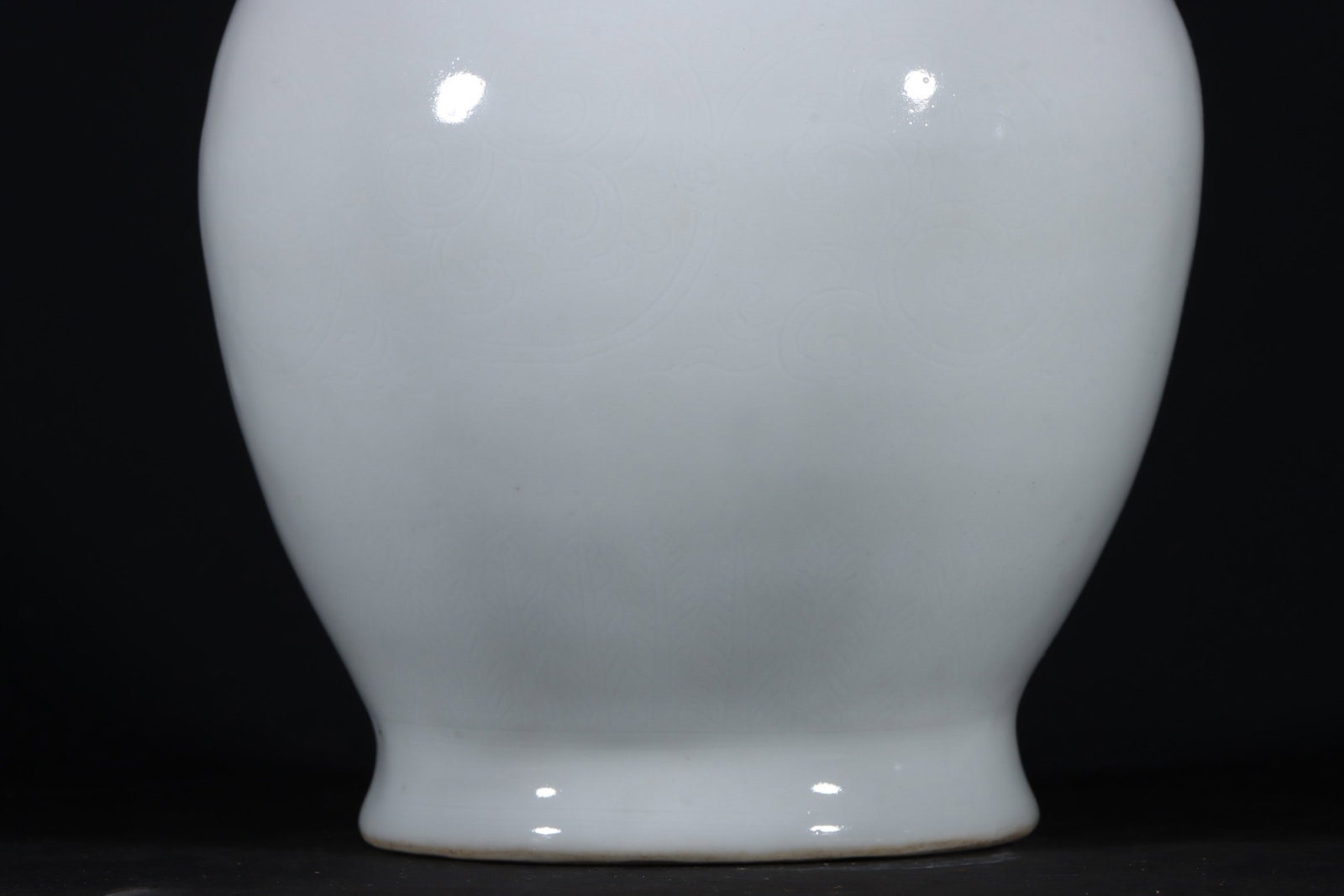 An Exquisite White Glazed Vase - 6