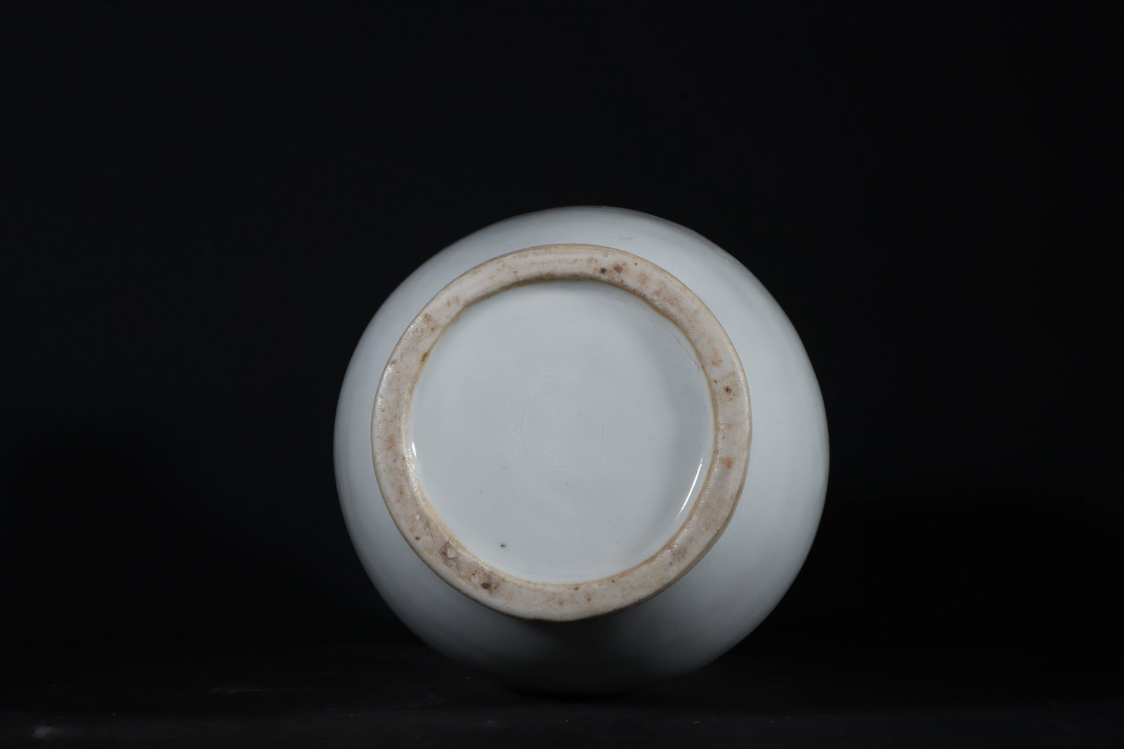 An Exquisite White Glazed Vase - 9