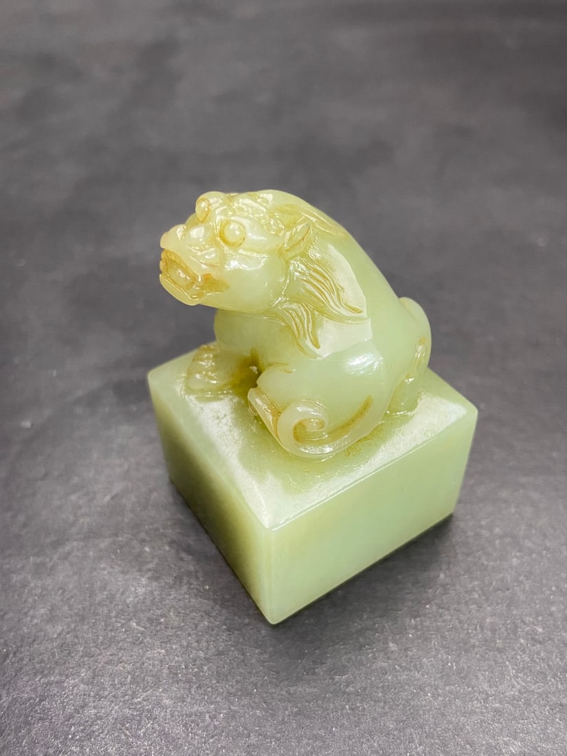 An Exquisite White Jade Lion-Shaped Seal: An Exquisite White Jade Lion-Shaped Seal,Qing Dynasty,China,Size:2.2inx1.4inx1.4in,Weight:131g白玉狮形印章,中国清代,Size:5.47cmx3.6cmx3.48cm