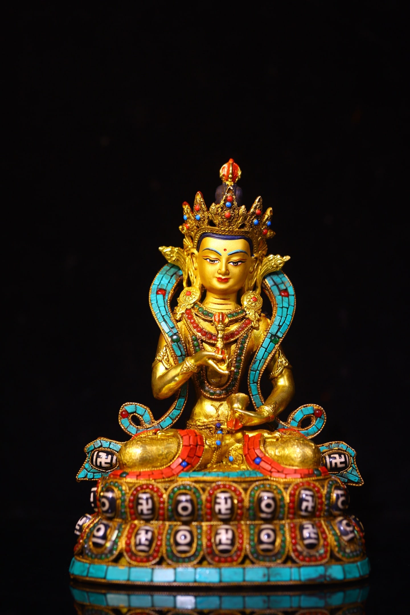 An Exquisite Gilt Bronze Inlaid Dzi Bead and Gems Statue of Vajrasattva: An Exquisite Gilt Bronze Inlaid Dzi Bead and Gems Statue of Vajrasattva,Qing Dynasty,China,Size:8.5inx5.9in,Weight:2100g铜鎏金镶天珠和宝石金