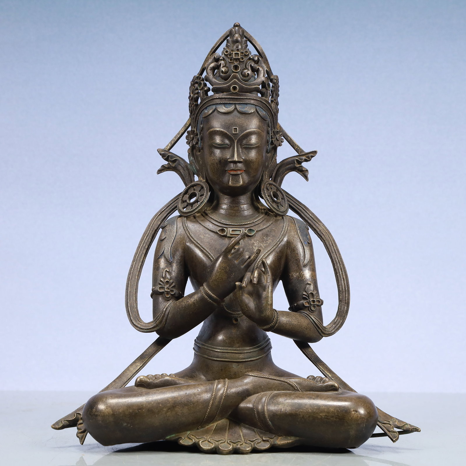 A Exquisite Coppery Statue of Avalokitesvara: A Exquisite Coppery Statue of Avalokitesvara Ming Dynasty, China Size:10.2inx5.1inx13.4in Weight:4350g铜观音 中国明代 Size:26cmx13cmx34cm Weight:4350g