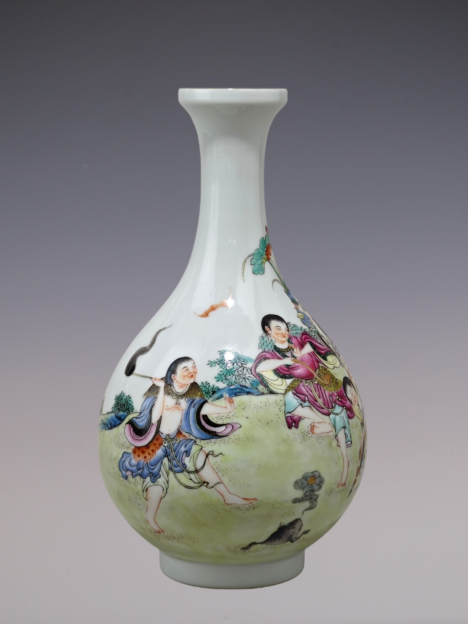 An Exquisite Famille-Rose Figure Pattern Vase: An Exquisite Famille-Rose Figure Pattern Vase,Qing Dynasty, China,Qianlong Six-character Mark,Size:8.1inx4.7in粉彩人物纹瓶,中国清代,乾