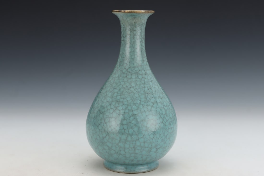An Exquisite Ru yao Sky Blue Glazed Cover with Gold Vase: An Exquisite Ru yao Sky Blue Glazed Cover with Gold Vase,Song Dynasty, China,Royal Court Mark,Size:7.5inx8.3in汝窑天蓝釉金口瓶,中国宋&