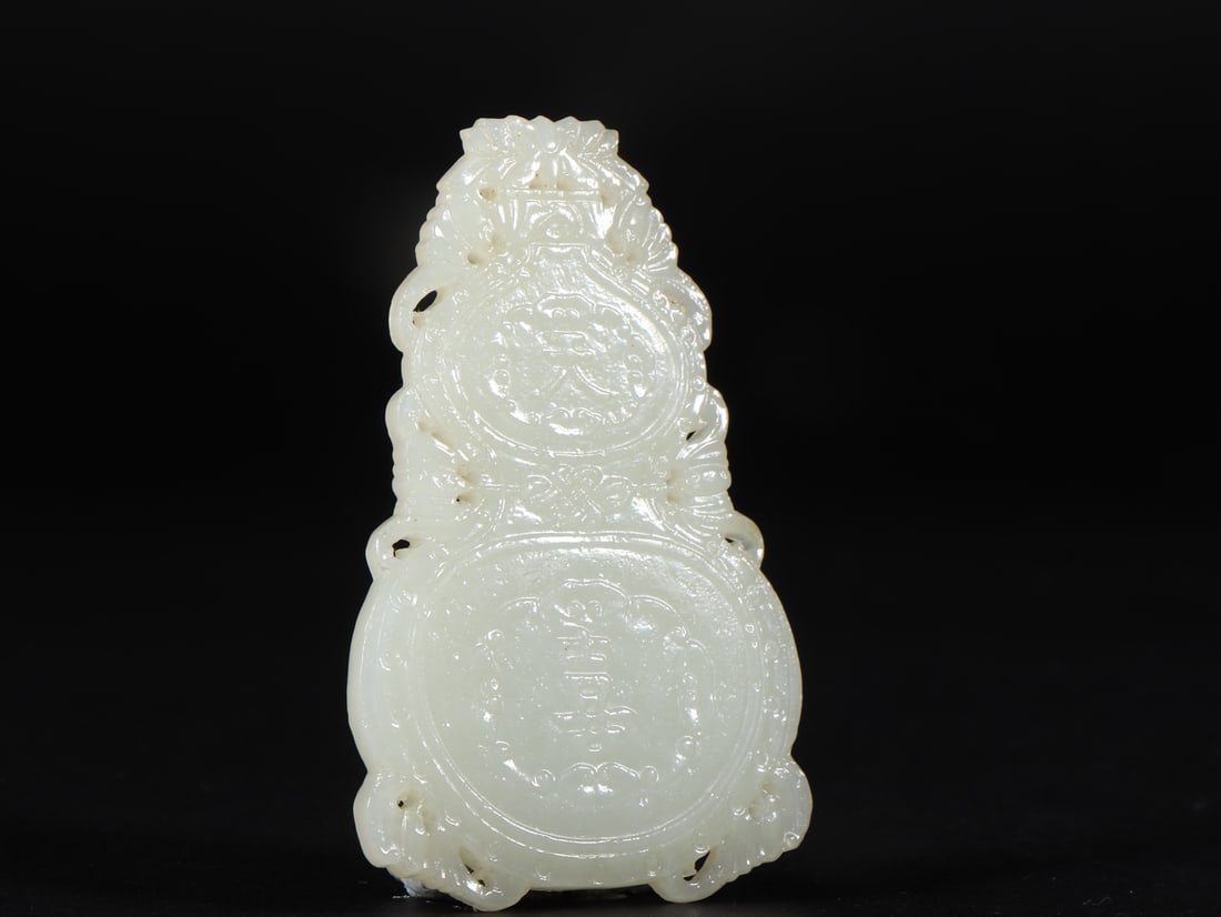 An Exquisite White Jade Bats Pattern Gourd-Shaped Pendant: An Exquisite White Jade Bats Pattern Gourd-Shaped Pendant,Qing