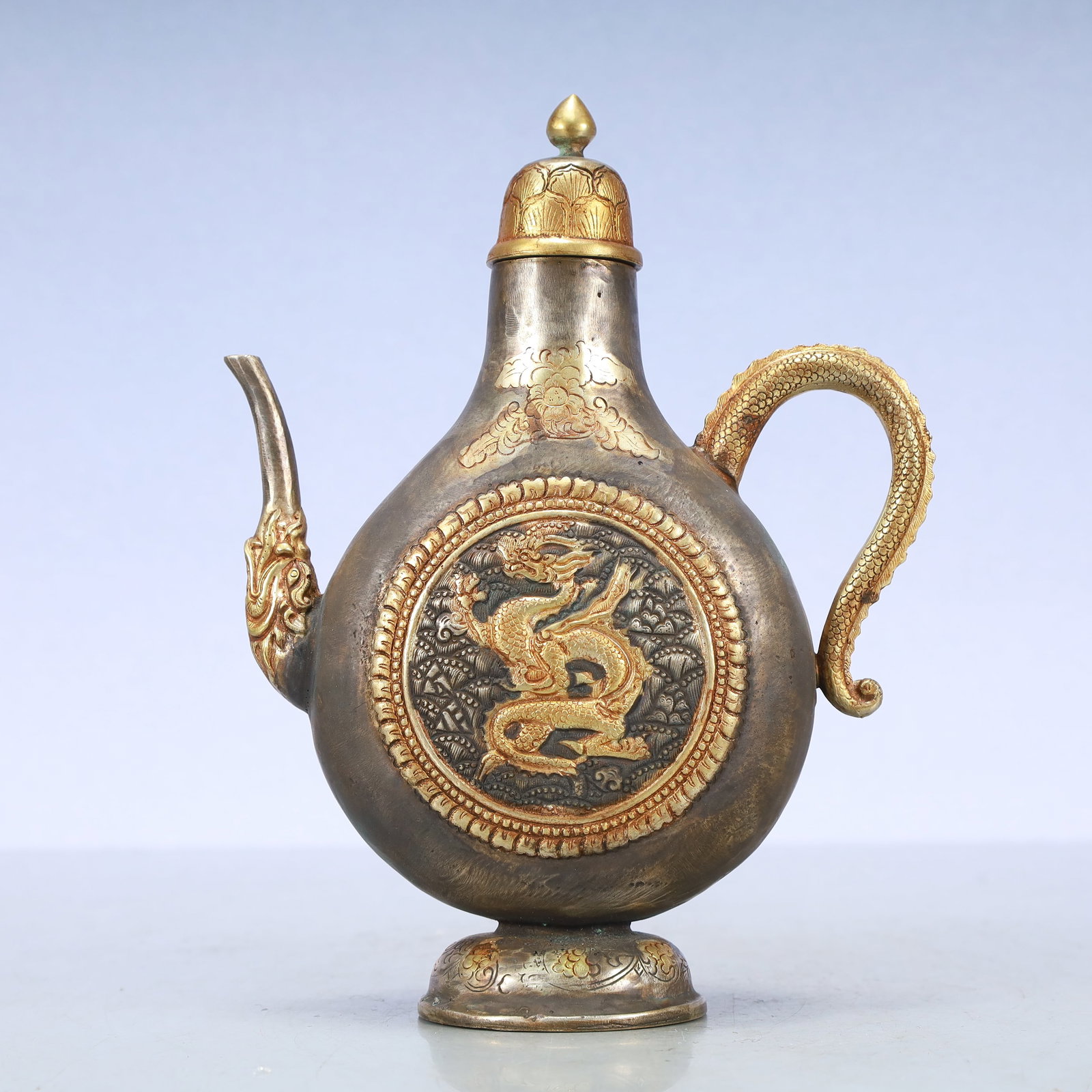 A Exquisite Gilt Silver Dragon Pattern Ewer: A Exquisite Gilt Silver Dragon Pattern Ewer Tang Dynasty, China Zhenguan Four-character Mark Size:6.3inx2.4inx8.3in Weight:650g银鎏金龙纹执壶 中国