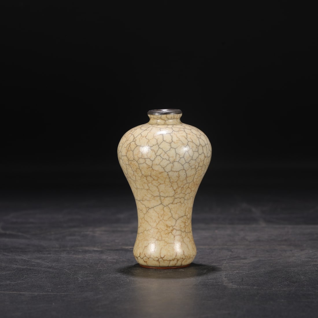 An Exquisite Ge yao Yellow Glazed Cover with Silver Vase: An Exquisite Ge yao Yellow Glazed Cover with Silver Vase,Song Dynasty, China,Royal Court Mark,Size:4.3inx1inx2.4in哥窑黄釉银口瓶,中国宋É