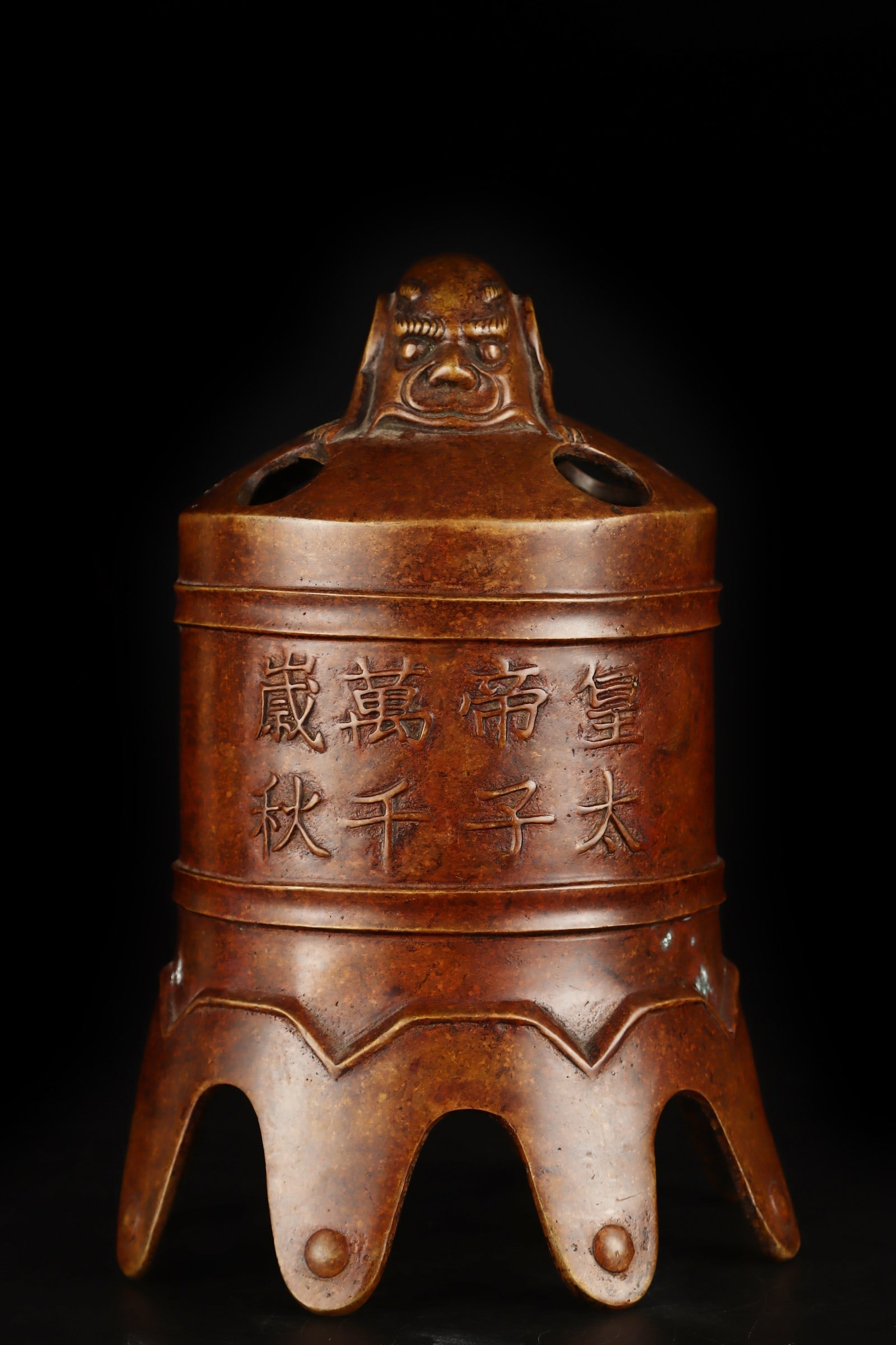 An Exquisite Bronze Beast-Face Pattern Bell Ornament (1 of 9)