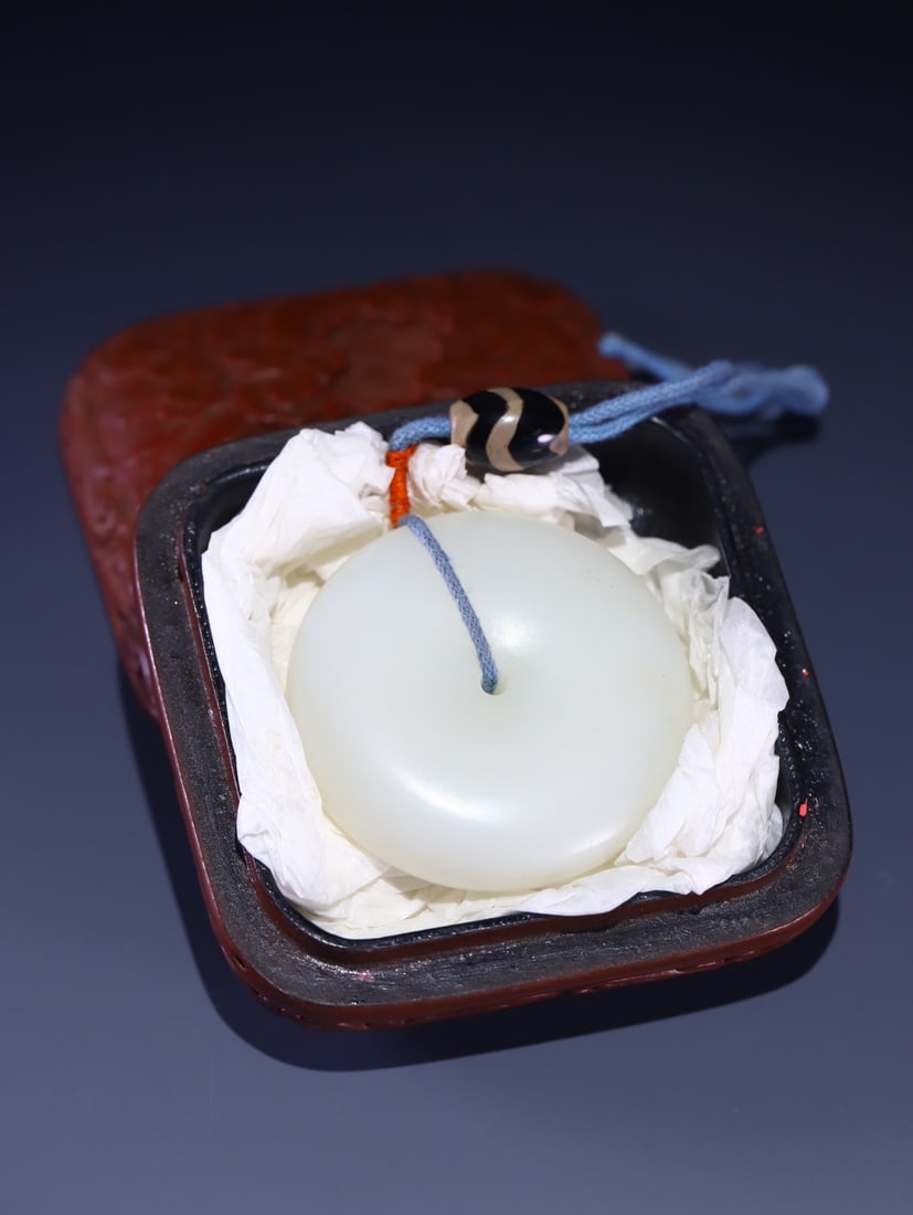 An Exquisite White Jade Pendant: An Exquisite White Jade Pendant,Qing Dynasty,China,Size:1.9inx0.6in,Weight:60.9g白玉挂件,中国清代,Size:4.7cmx1.4cm,Weight:60.9g