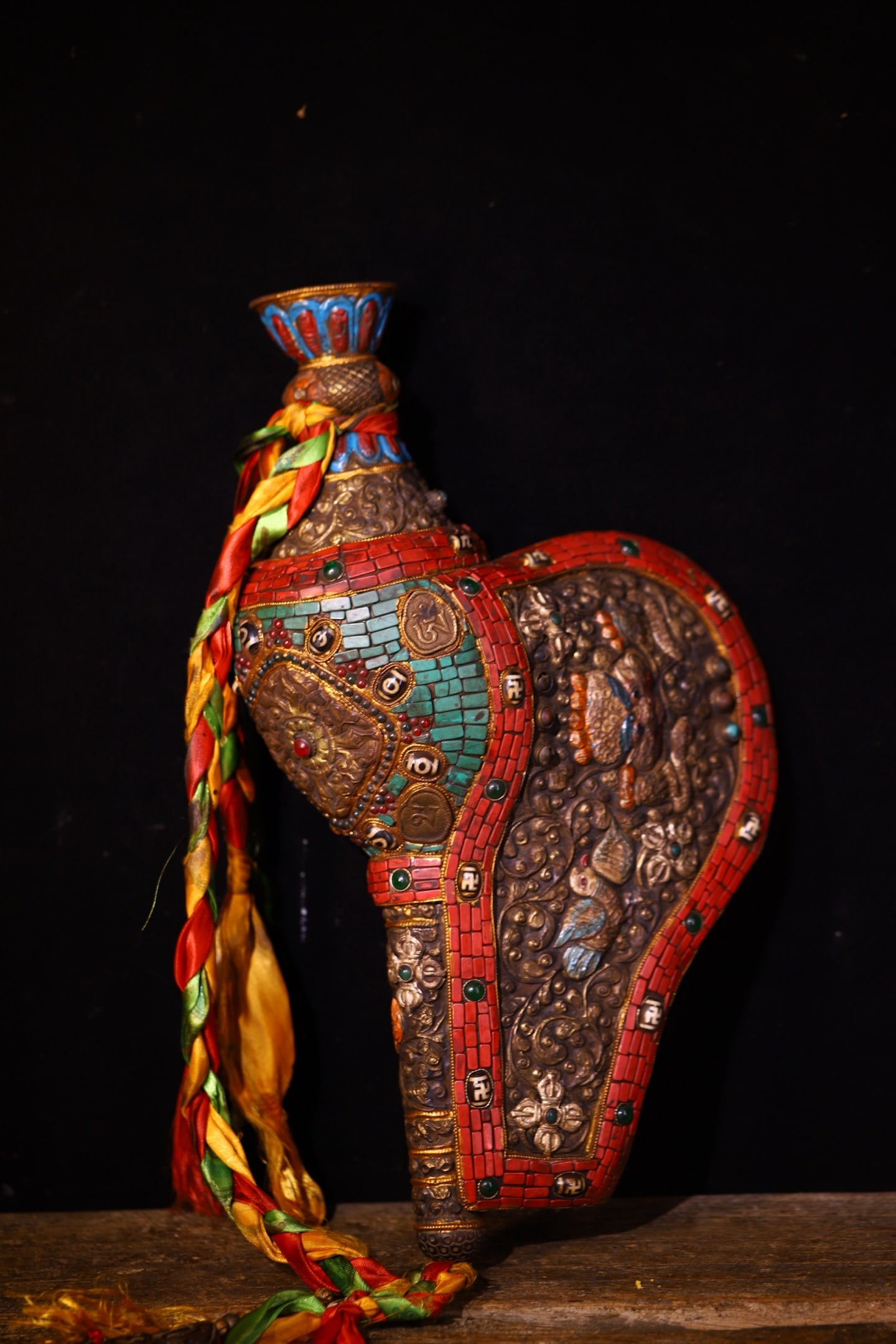 A Huge Sacred Conch Inlaid Dzi Bead and Turquoise Ornament: A Huge Sacred Conch Inlaid Dzi Bead and Turquoise Ornament,Qing Dynasty,China,Size:16.9inx9.4in,Weight:2600g海螺镶天珠和绿松石摆件,
