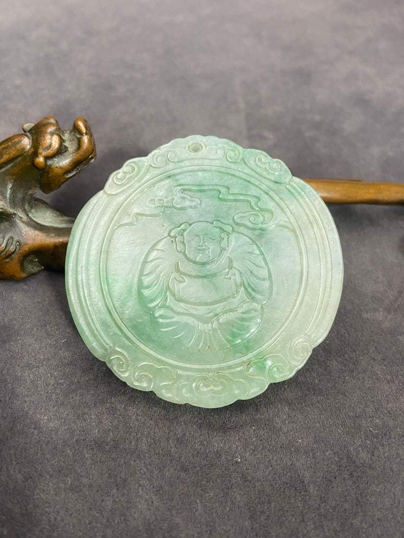 An Exquisite Jadeite Figure Pattern Pendant: An Exquisite Jadeite Figure Pattern Pendant,Qing Dynasty,China,Size:2.1inx0.2in,Weight:41g翡翠人物纹挂件,中国清代,Size:5.38cmx0.6cm,We