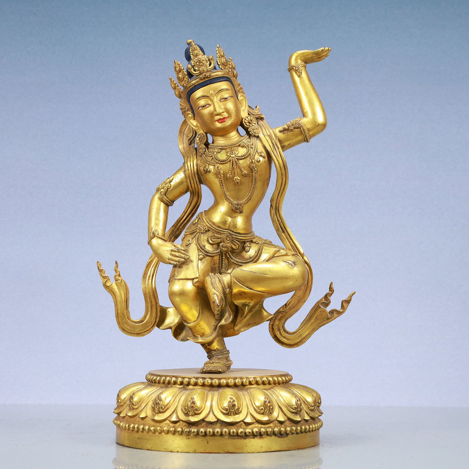 A Exquisite Gilt Bronze Statue of Avalokitesvara: A Exquisite Gilt Bronze Statue of Avalokitesvara Ming Dynasty, China Size:7.1inx7.1inx16.9in Weight:4600g铜鎏金观音 中国明代 Size:18cmx18cmx43cm