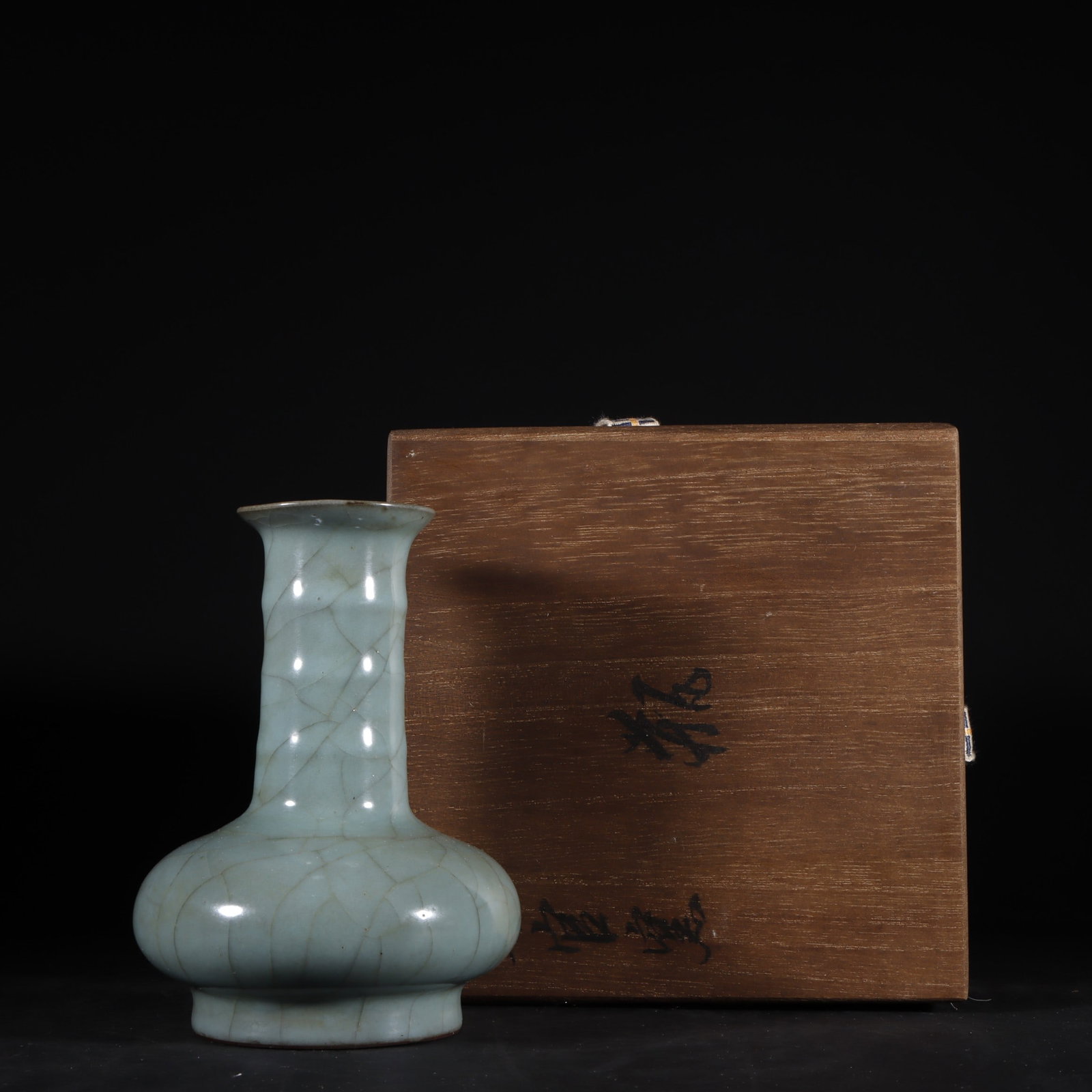 An Exquisite Guan yao Celadon Glazed Vase: An Exquisite Guan yao Celadon Glazed Vase,Song Dynasty,China,Size:4.9inx3.6in官窑青釉瓶,中国宋代,Size:12.4cmx9.2cm