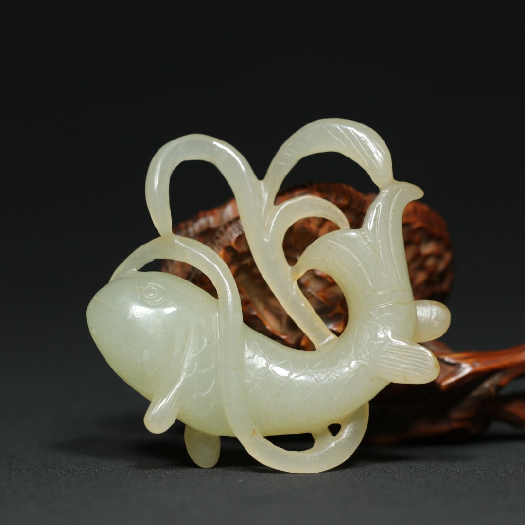 An Exquisite White Jade Fish Pendant: An Exquisite White Jade Fish Pendant,Qing Dynasty,China,Size:2.1inx2inx0.5in,Weight:27g白玉鱼挂件,中国清代,Size:5.3cmx5.2cmx1.3cm,Weight:27g