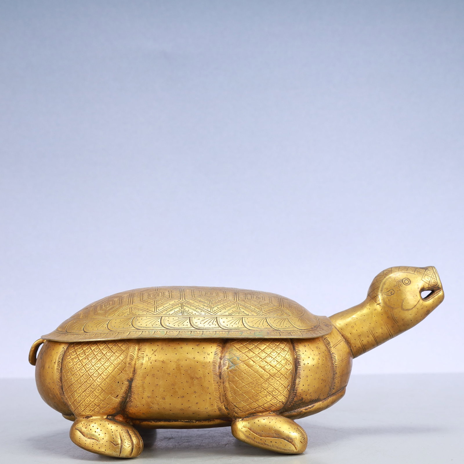 A Exquisite Gilt Bronze Turtle Ornament: A Exquisite Gilt Bronze Turtle Ornament Qing Dynasty, China Size:10.6inx9.8inx4.5in Weight:900g铜鎏金龟摆件 中国清代 Size:27cmx25cmx11.5cm W
