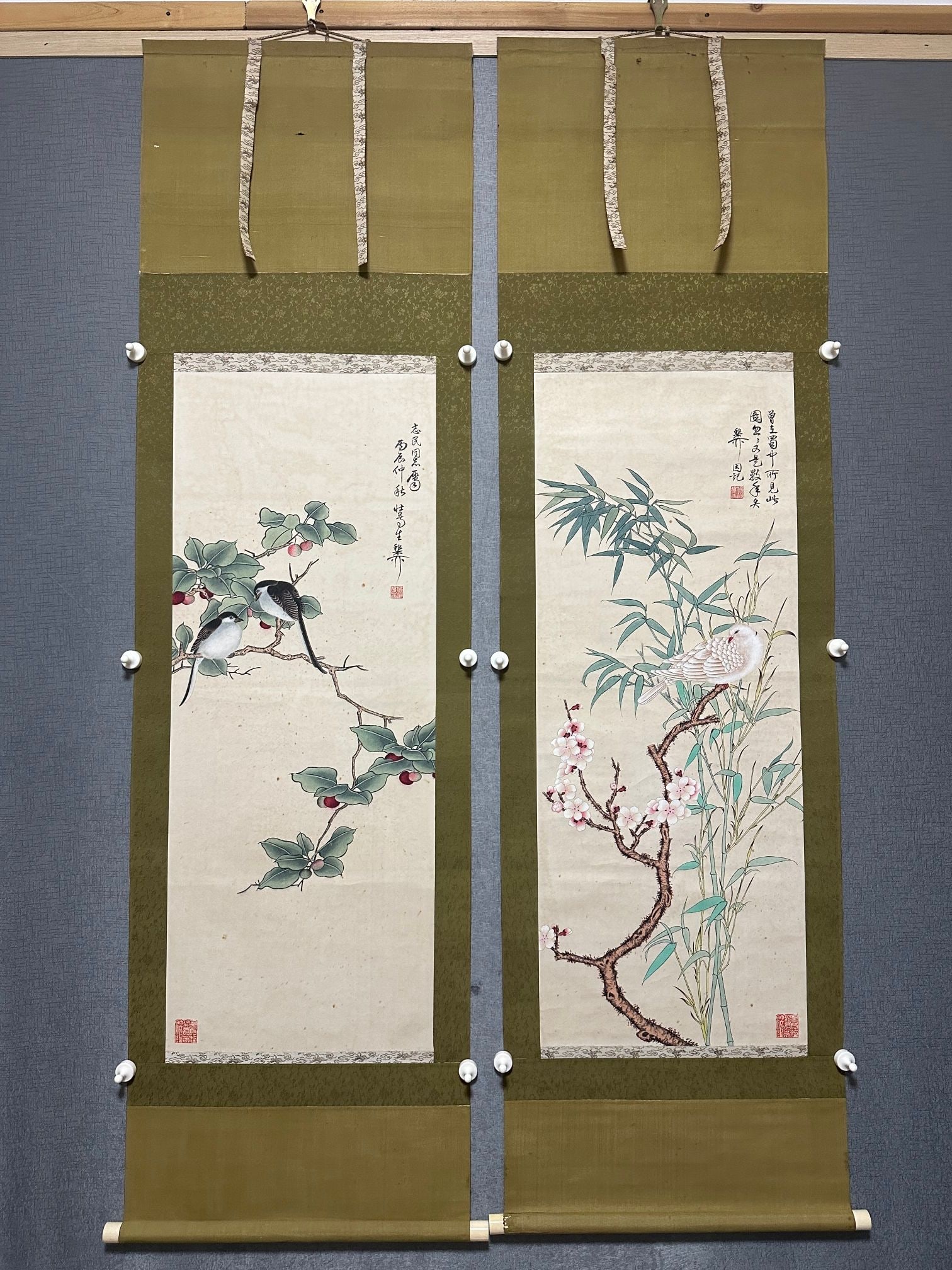 A Pair of Chinese Vertical Scroll Ink Painting of Flower and Bird on Paper,Xie Zhiliu: A Pair of Chinese Vertical Scroll Ink Painting of Flower and Bird on Paper,Xie Zhiliu,Size:(Without