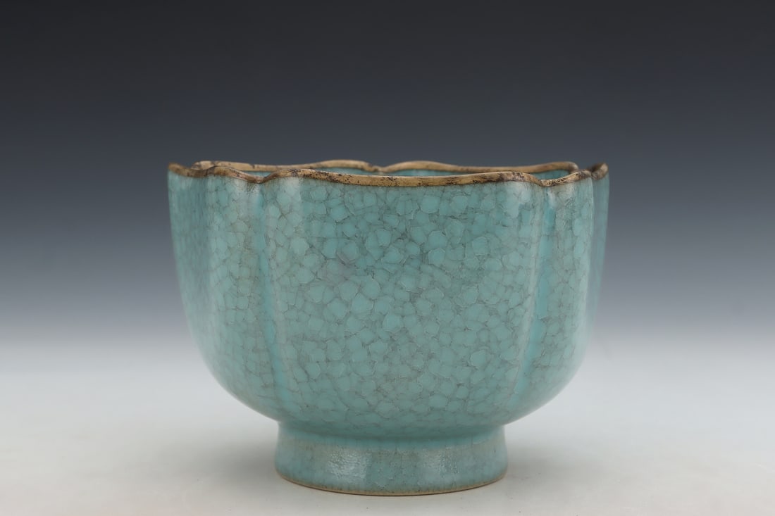 An Exquisite Ru yao Sky Blue Glazed Cover with Gold Bowl: An Exquisite Ru yao Sky Blue Glazed Cover with Gold Bowl,Song Dynasty, China,Royal Court Mark,Size:4.2inx6.2in汝窑天蓝釉金口碗,中国宋&