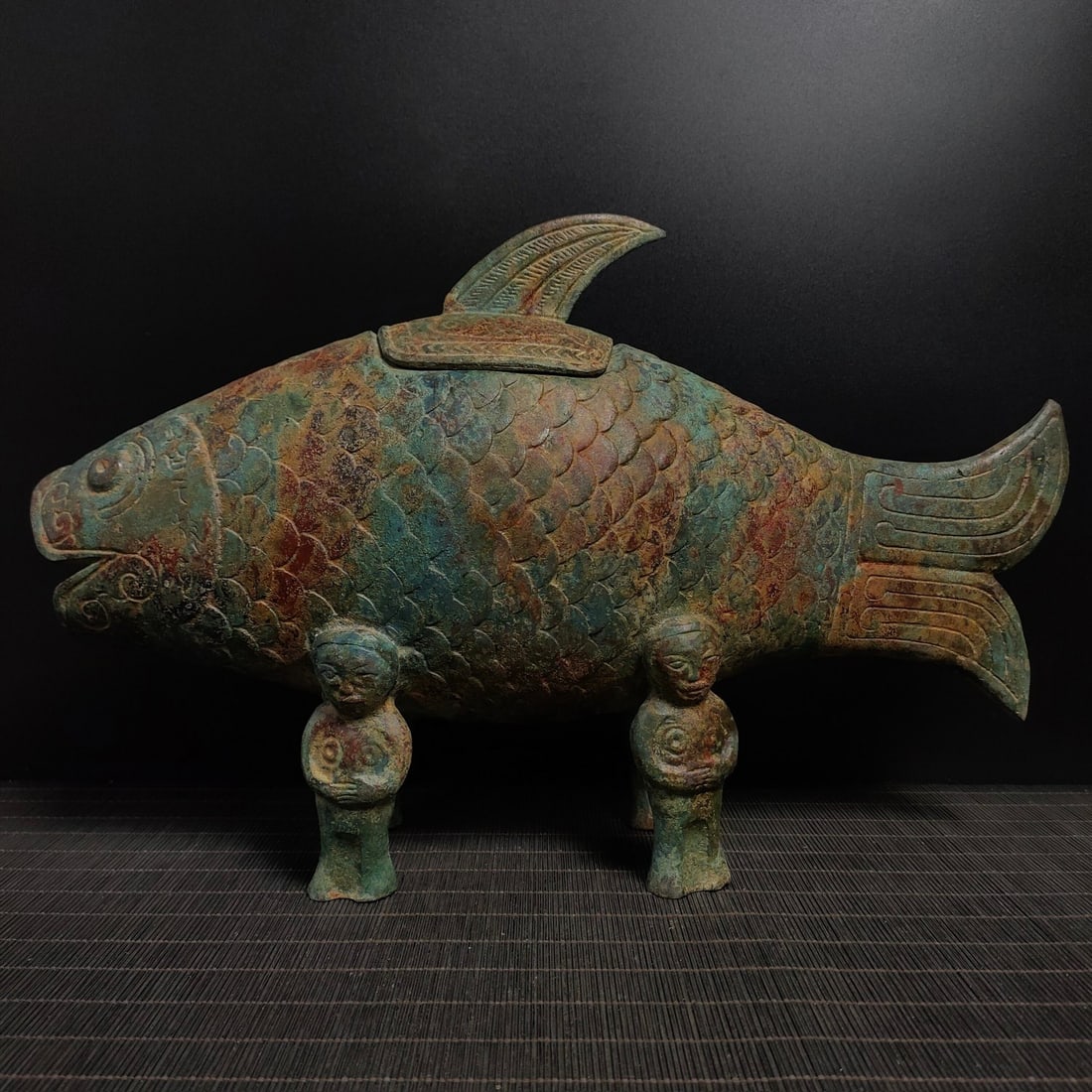 An Archaic Bronze Figure-Legs Fish-Shaped Cup (1 of 9)
