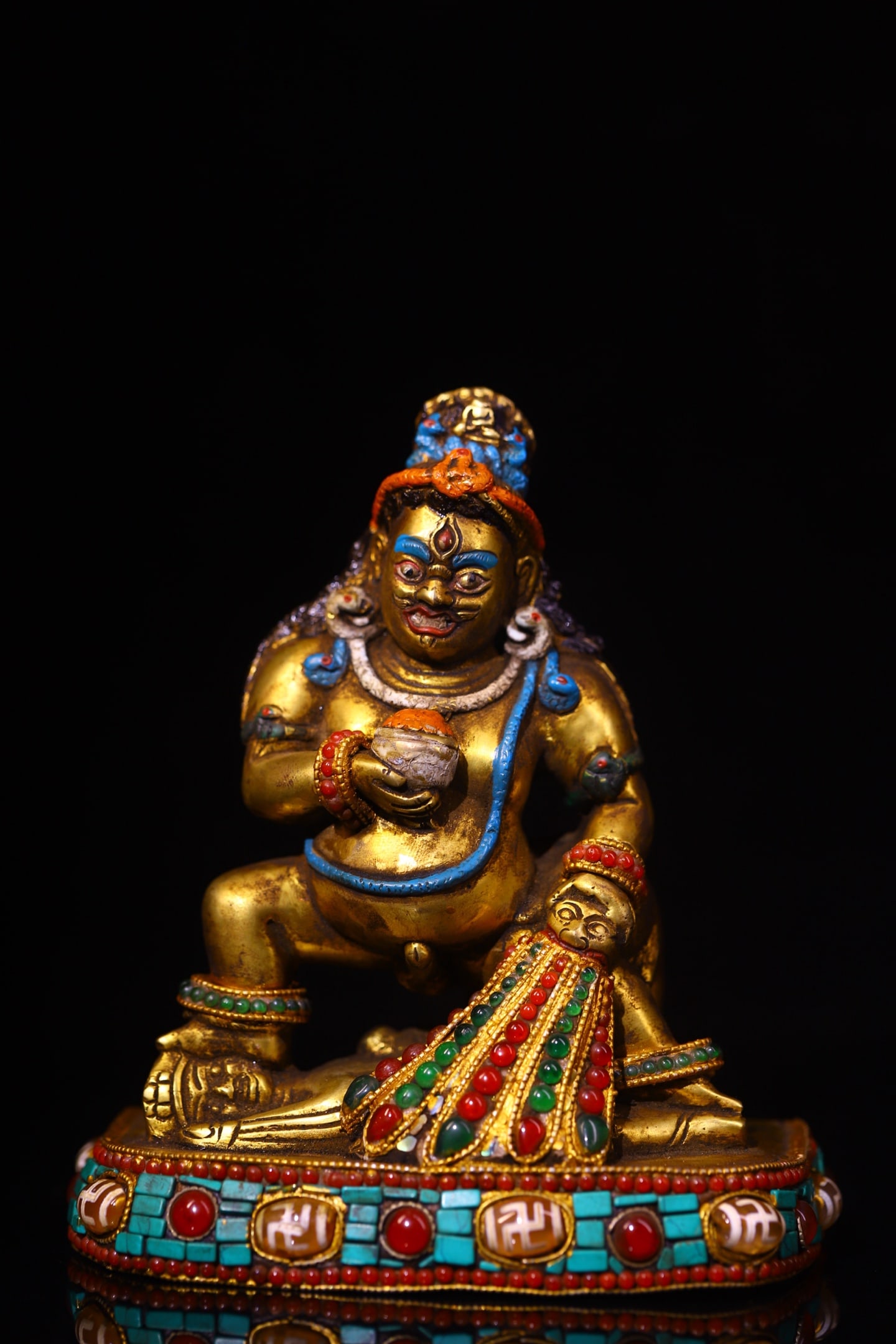 An Exquisite Bronze Inlaid Silver Inlaid Dzi Bead and Gems Statue of Mammon: An Exquisite Bronze Inlaid Silver Inlaid Dzi Bead and Gems Statue of Mammon,Qing Dynasty,China,Size:6.5inx5.7in,Weight:1580g铜嵌银镶天珠和宝石$