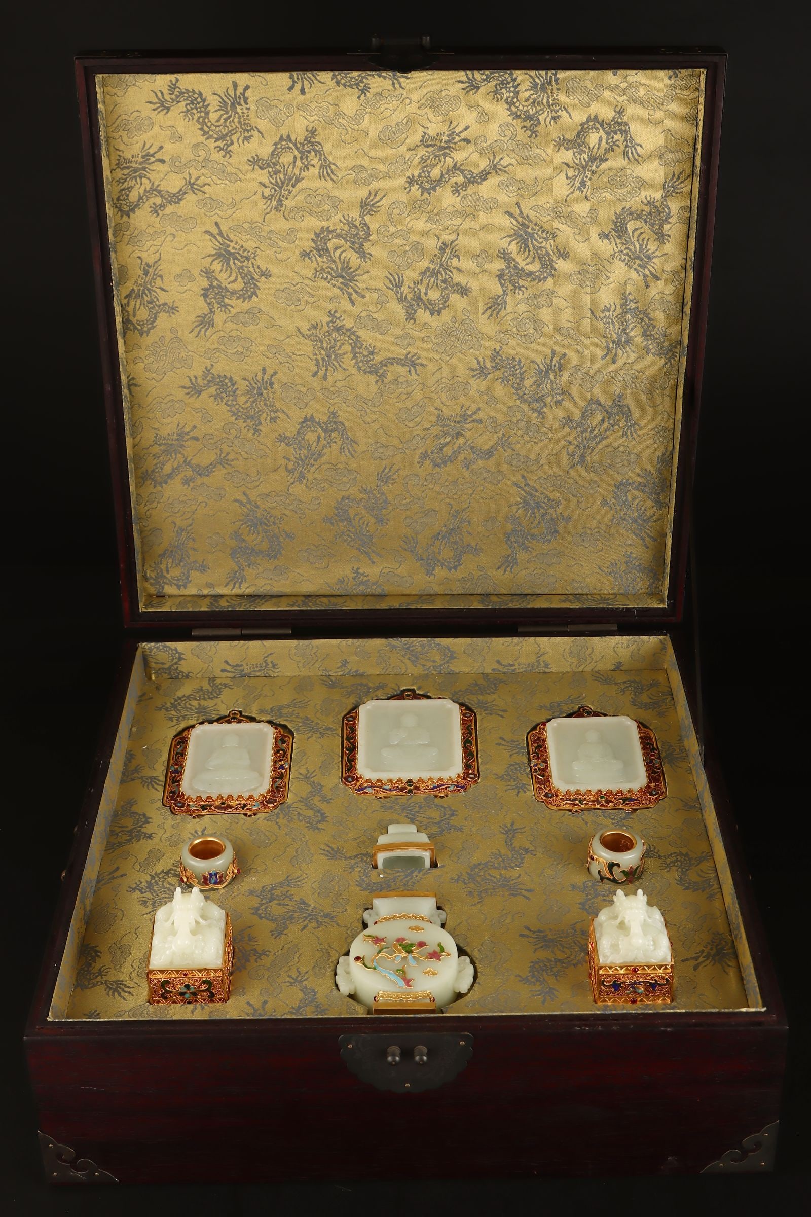 A Set of Fine Filigree and Gilding Inlaid White Jade Buddha Statue Pattern Ornaments,With: A Set of Fine Filigree and Gilding Inlaid White Jade Buddha Statue Pattern Ornaments,With Poem,Inlaid Gems,Qing Dynasty,China,Qianlong Four-character Mark,Size:(Box)13.8inx13.8inx6.7in,3.5inx5.5in,(Mi