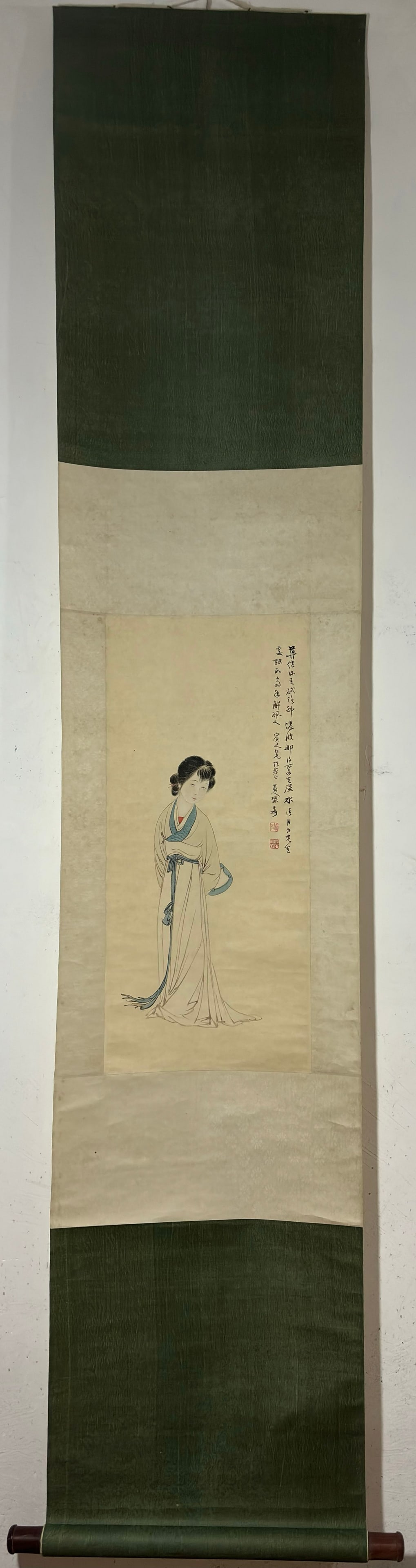 A Chinese Vertical Scroll Ink Painting of Woman on Paper,Zhang Daqian: A Chinese Vertical Scroll Ink Painting of Woman on Paper,Zhang Daqian,Size:(Without frame)25.6inx11.6in一幅中国水墨仕女图立轴,张
