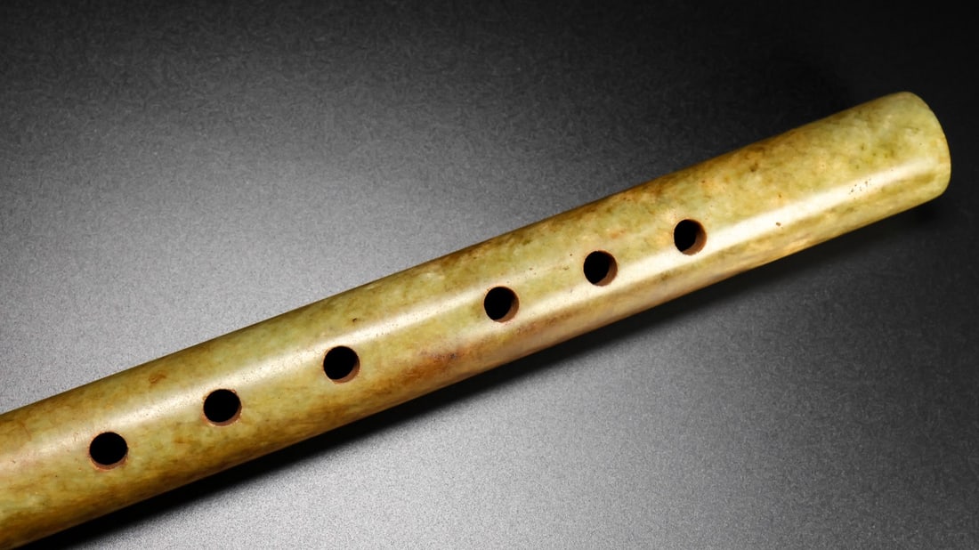 A Rare White Jade Dizi - 8