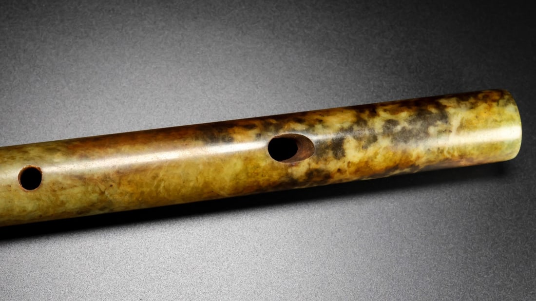 A Rare White Jade Dizi - 9