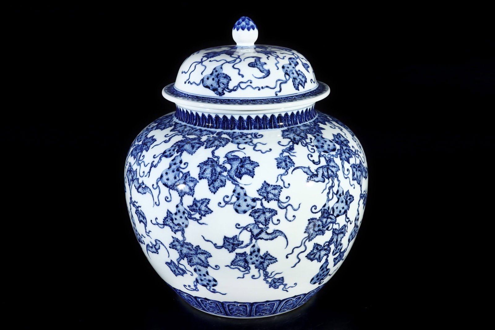 A Huge Blue and White Bats and Gourd Pattern Cover Jar: A Huge Blue and White Bats and Gourd Pattern Cover Jar,Qing Dynasty, China,Qianlong Six-character Mark,Size:15.7inx12.6in青花蝙蝠葫芦纹盖罐,ߑ