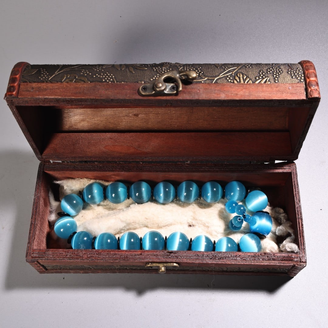 An Exquisite Cat's-eye Stone Bracelets,With Wood Box: An Exquisite Cat's-eye Stone Bracelets,With Wood Box,Qing