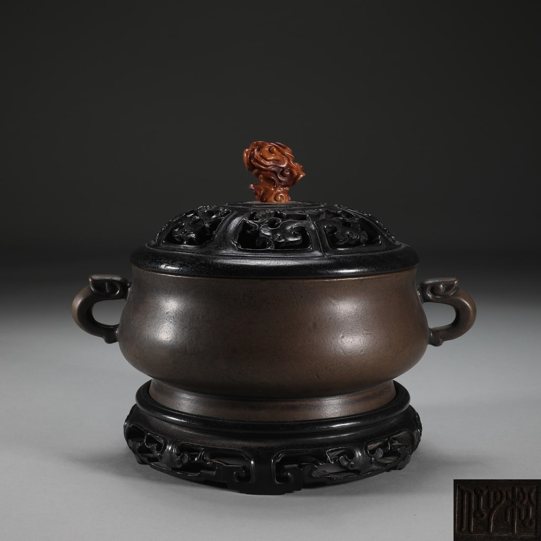 An Exquisite Bronze Double-Ears Censer,With Base: An Exquisite Bronze Double-Ears Censer,With Base,Ming Dynasty,China,Size:6.4inx6.6inx8.5in,Weight:2250g铜双耳香炉，带底座，中国&
